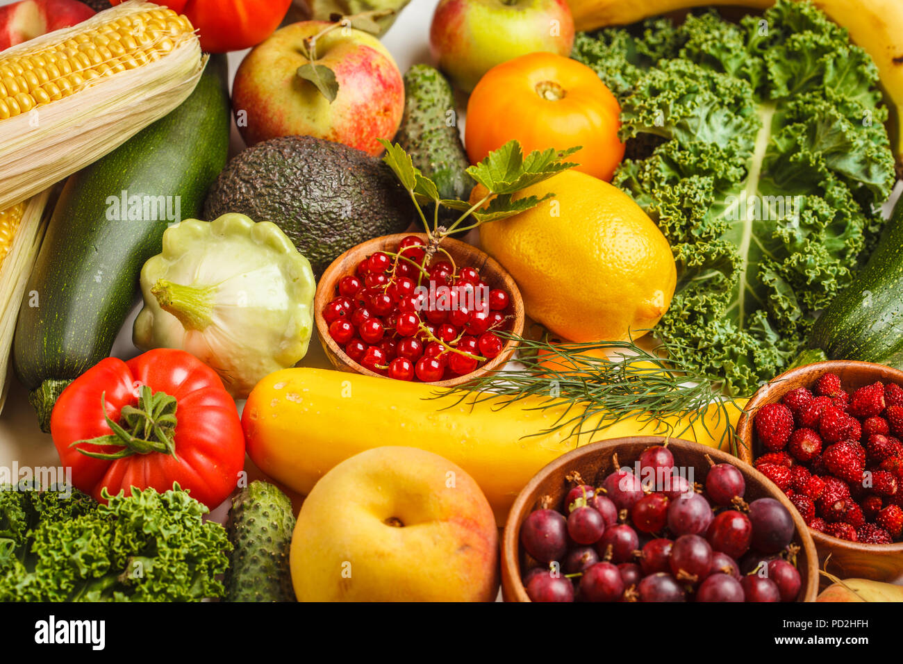 Farbigen Obst, Gemüse und Beeren auf einem weißen Hintergrund. Sauber essen Konzept, essen Hintergrund. Stockfoto