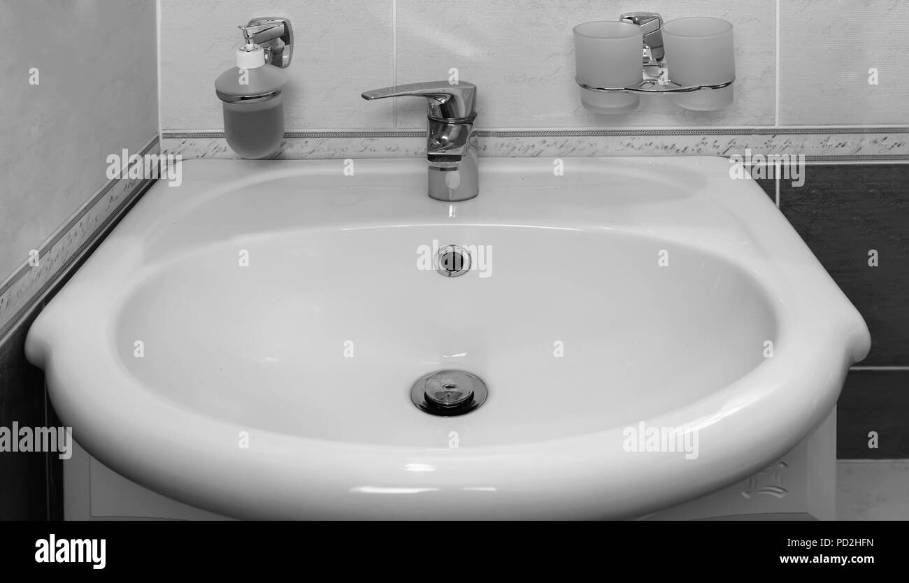 Waschbecken mit Wasser und Seife. Stockfoto