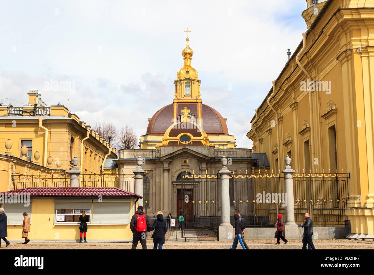 Sankt Petersburg, Russland - 3. Mai 2018: die Fassade der Großherzoglichen Burial Vault kaiserlichen Hauses Romanow in die Peter und Paul Kathedrale entfernt insi Stockfoto