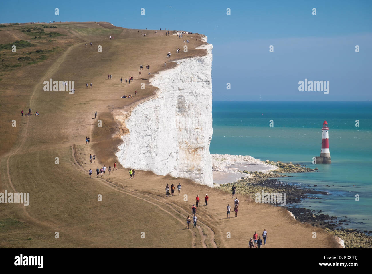 Die Menschen genießen die heißen und sonnigen Sommer Wetter Beachy Head in East Sussex, Großbritannien Stockfoto