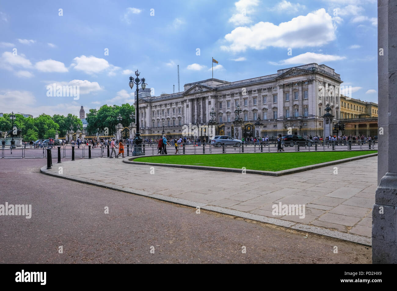 London, Großbritannien - 8. Juni 2018: Vorderansicht des Buckingham Palace mit Touristen um die gehsteige spazieren zu gehen. Geländer für die bevorstehende Troopi Stockfoto