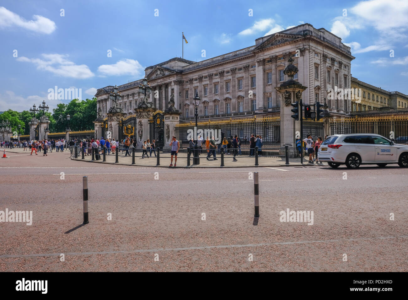 London, Großbritannien - 8. Juni 2018: Vorderansicht des Buckingham Palace mit Touristen um die gehsteige spazieren zu gehen. Stockfoto