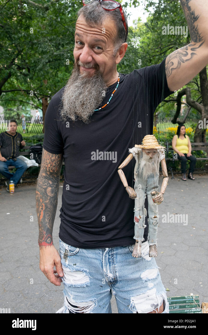 Stellen Portrait von marionettist Ricky Syers und seine Marionette in den Washington Square Park in Greenwich Village, New York City. Stockfoto