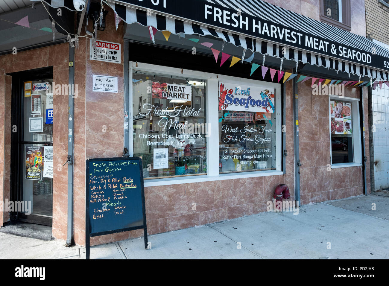 Die Außenseite des frischen Ernte Fleisch & Fisch und Meeresfrüchte, Guyanese Store auf Liberty Avenue in South Richmond Hill, Queens, New York. Stockfoto