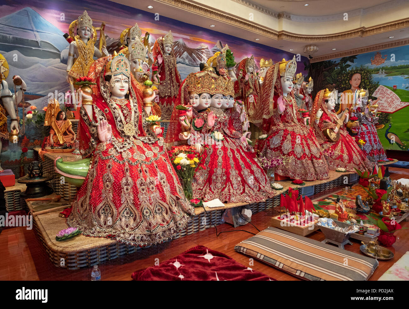 Der Altar mit farbenfrohen Statuen von hinduistischen Gottheiten in der tulsi Mandir in South Richmond Hill, Queens, New York City. Stockfoto