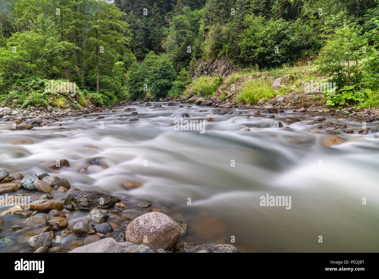 Lange Belichtung von Stromschnellen entlang des Flusses. Rize, Türkei. Stockfoto