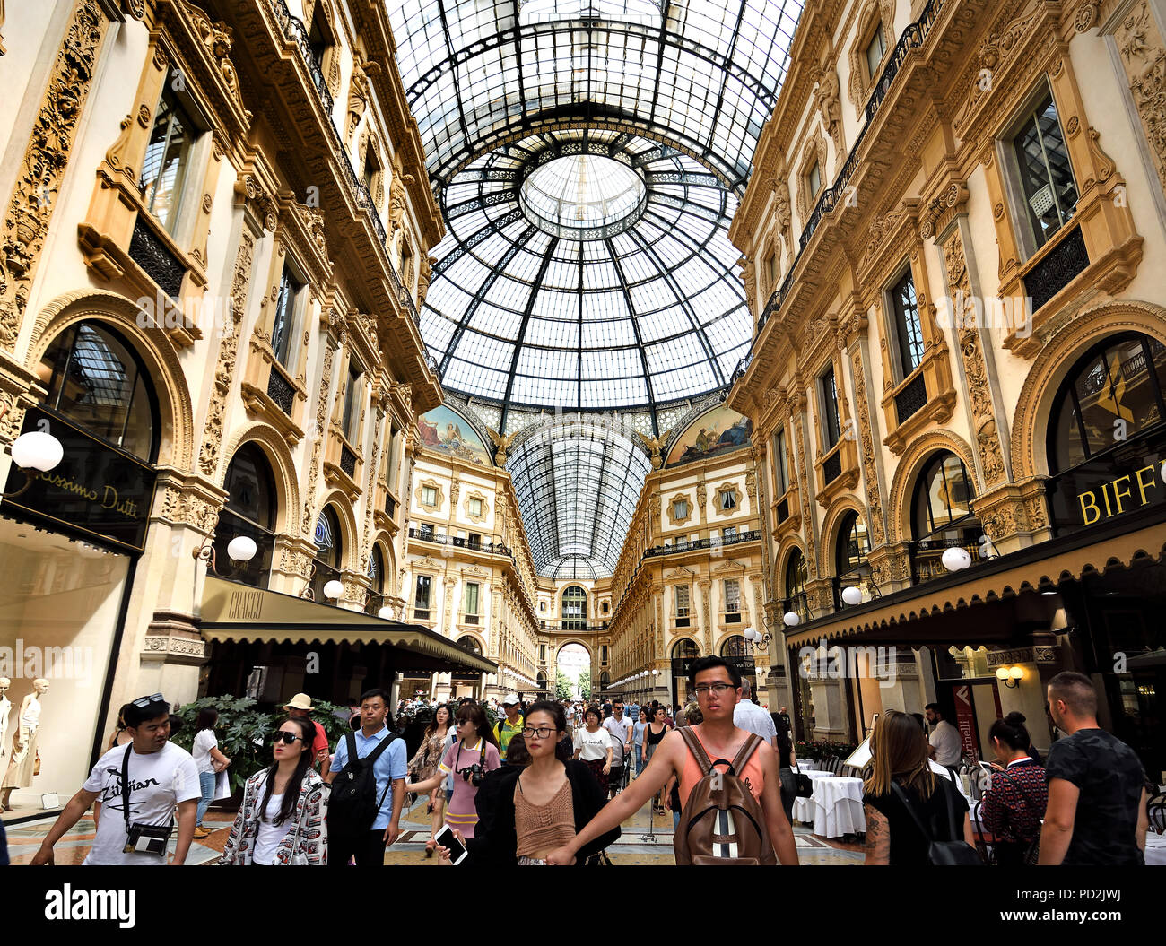 Geschäfte und Restaurants finden Sie in der Galleria Vittorio Emanuele II, Italien, Italienisch, Stockfoto