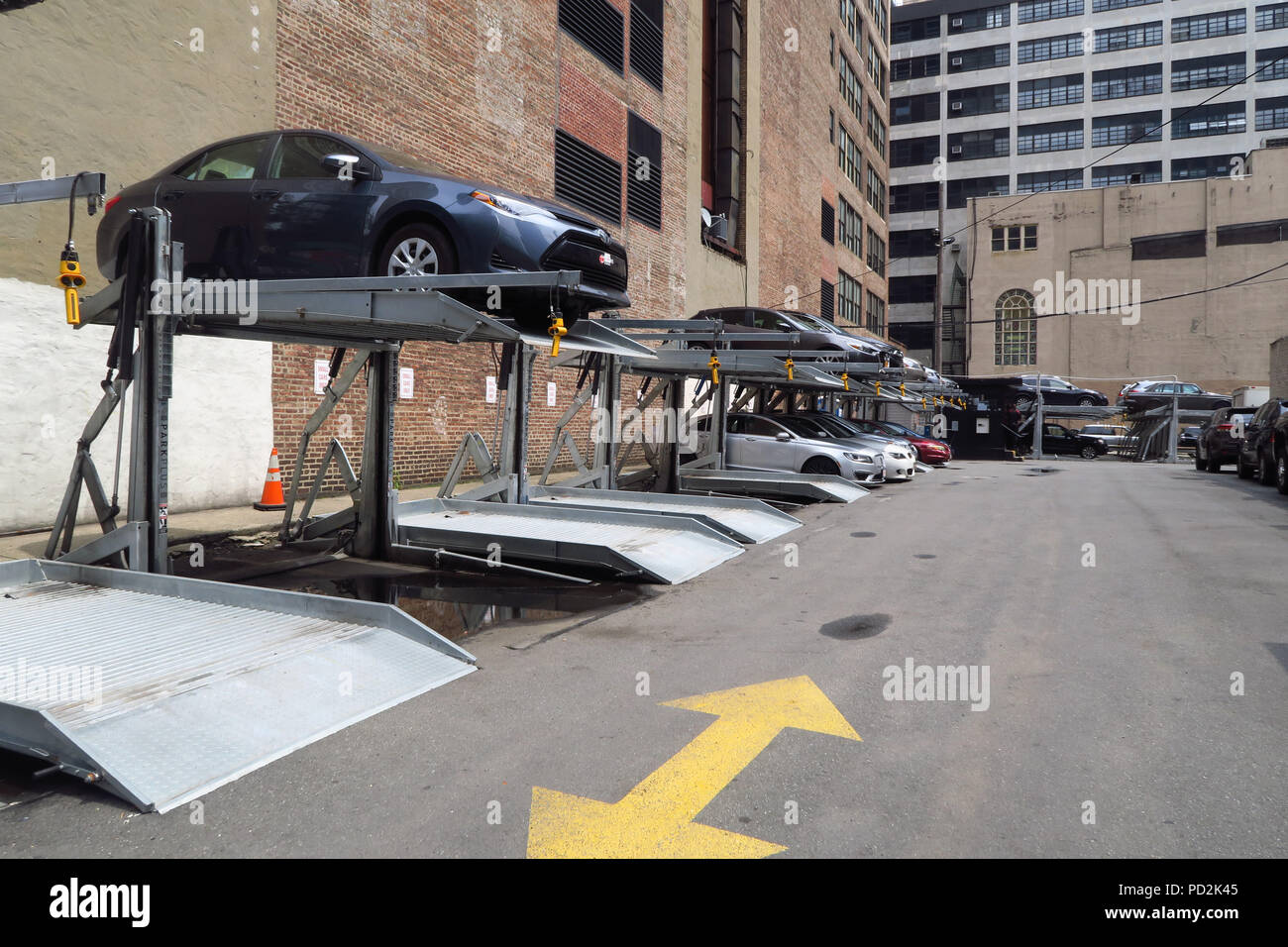 Aufgrund von Platzmangel einige Parkhäuser in Manhattan, New York Autos als Methode für das Abstellen von Fahrzeugen Stapel Stockfoto