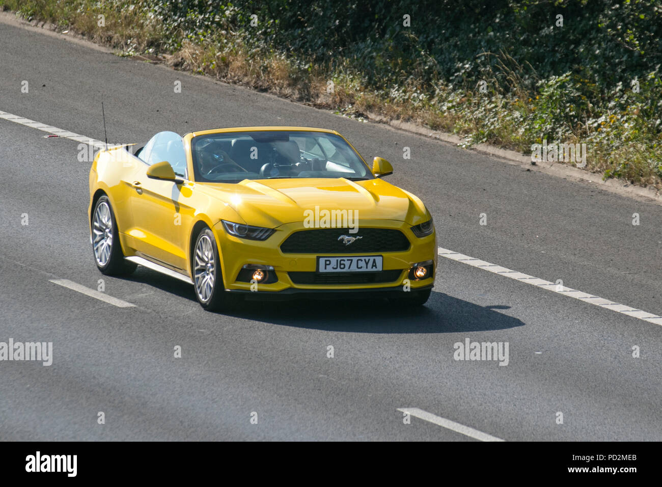 2015 Yellow Ford Mustang Ecoboost Cabrio; UK Fahrzeug Verkehr, Transport, Sammlerfahrzeuge Limousinen, auf der Autobahn 3 Lane M55, Blackpool, UK Stockfoto