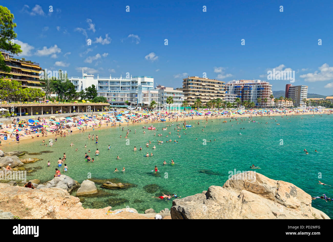 Strand in dem kleinen Dorf Sant Antoni de Calonge (Costa Brava) in Spanien in einem sonnigen Sommertag, (Zeitraffer) 29.07.2018, Spanien Stockfoto