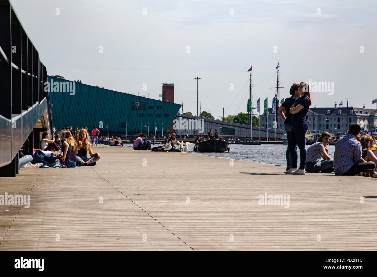 Blick auf den Fluss mit Nemo Science Museum auf dem Hintergrund. Amsterdam, Niederlande Stockfoto