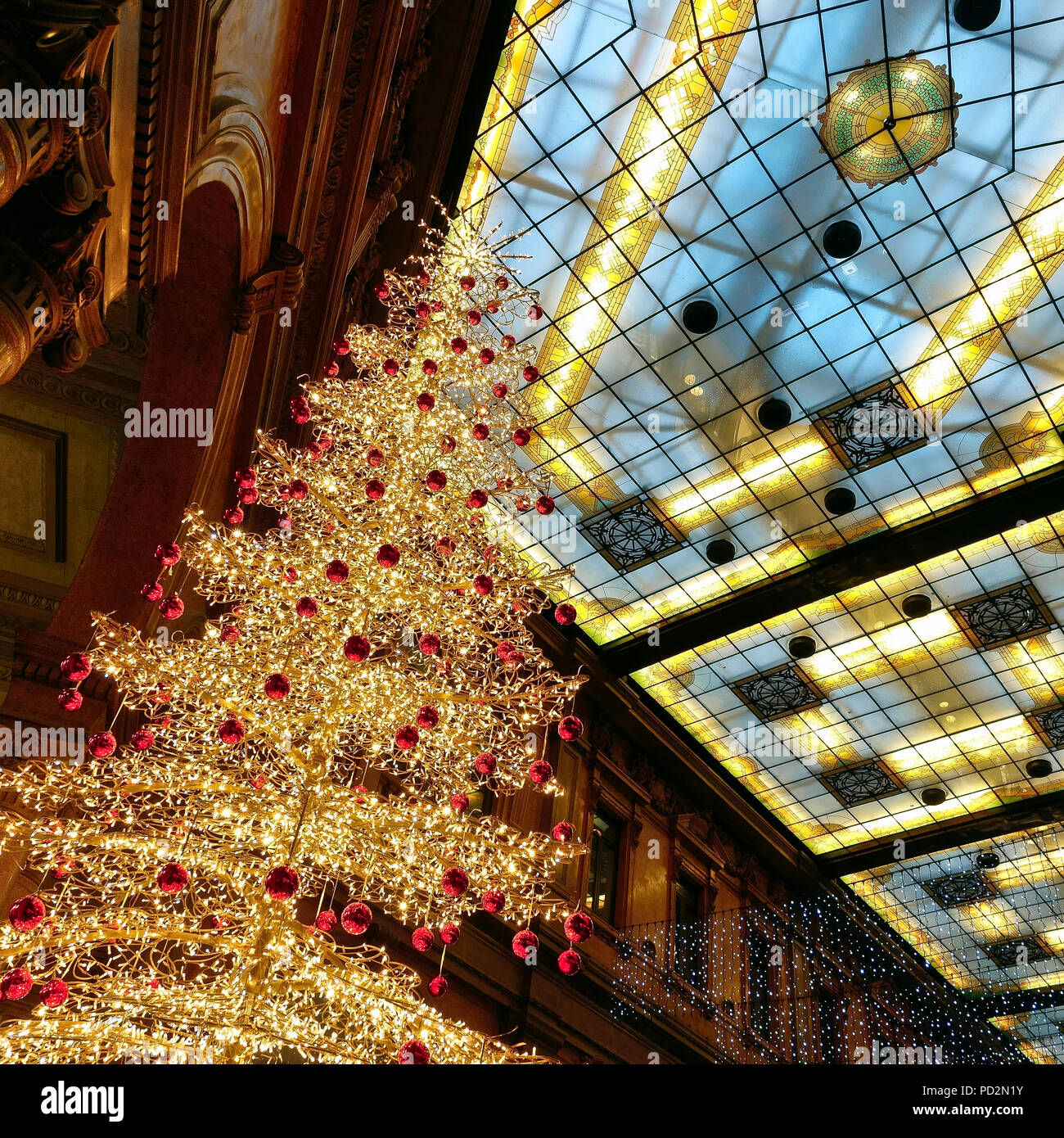 Rom Weihnachten LED-Lichter Baum, Galleria Alberto Sordi, früher Galleria Colonna, Via del Corso, Rom, Italien, Europa EU. Weihnachten, Weihnachten, Winter. Stockfoto