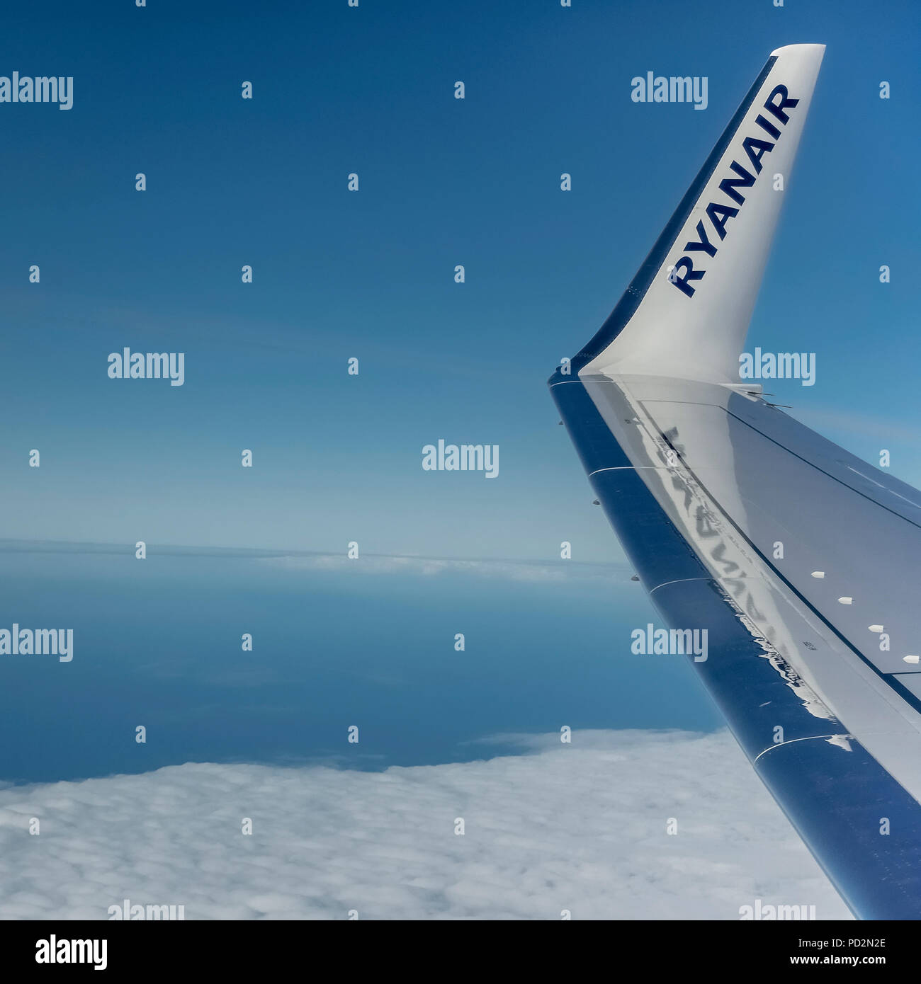 Ryanair, Budget Airline, Boeing 737 Flugzeug fliegen in den blauen Himmel. Flügel mit Logo auf Winglet. Kopieren Sie Platz. Stockfoto