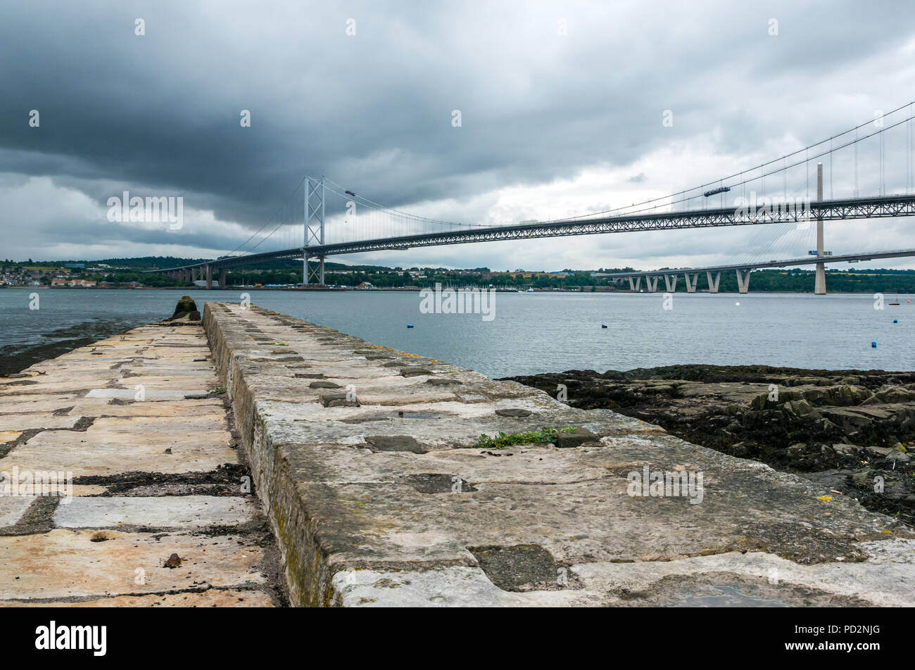 Alte Car Ferry Pier, North Queensferry, Erhabene, mit Forth Road Suspension Bridge, Schottland, UK an bewölkten Tag Stockfoto