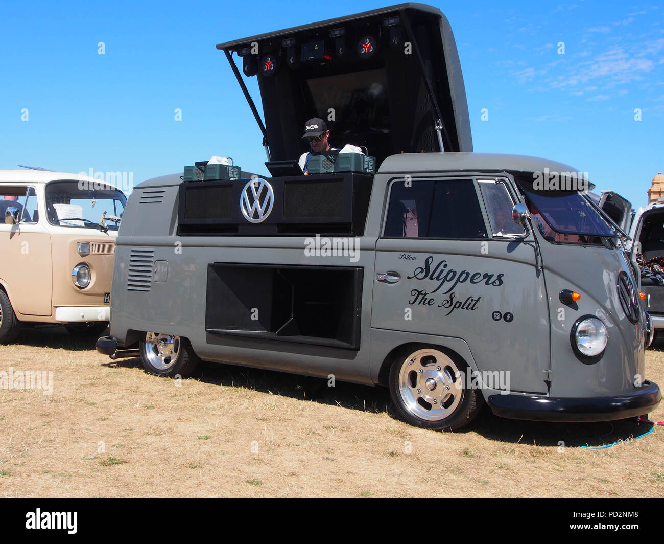 Ein Vintage split screen VW Camper van umgewandelt in eine mobile DJ-Pult Stockfoto