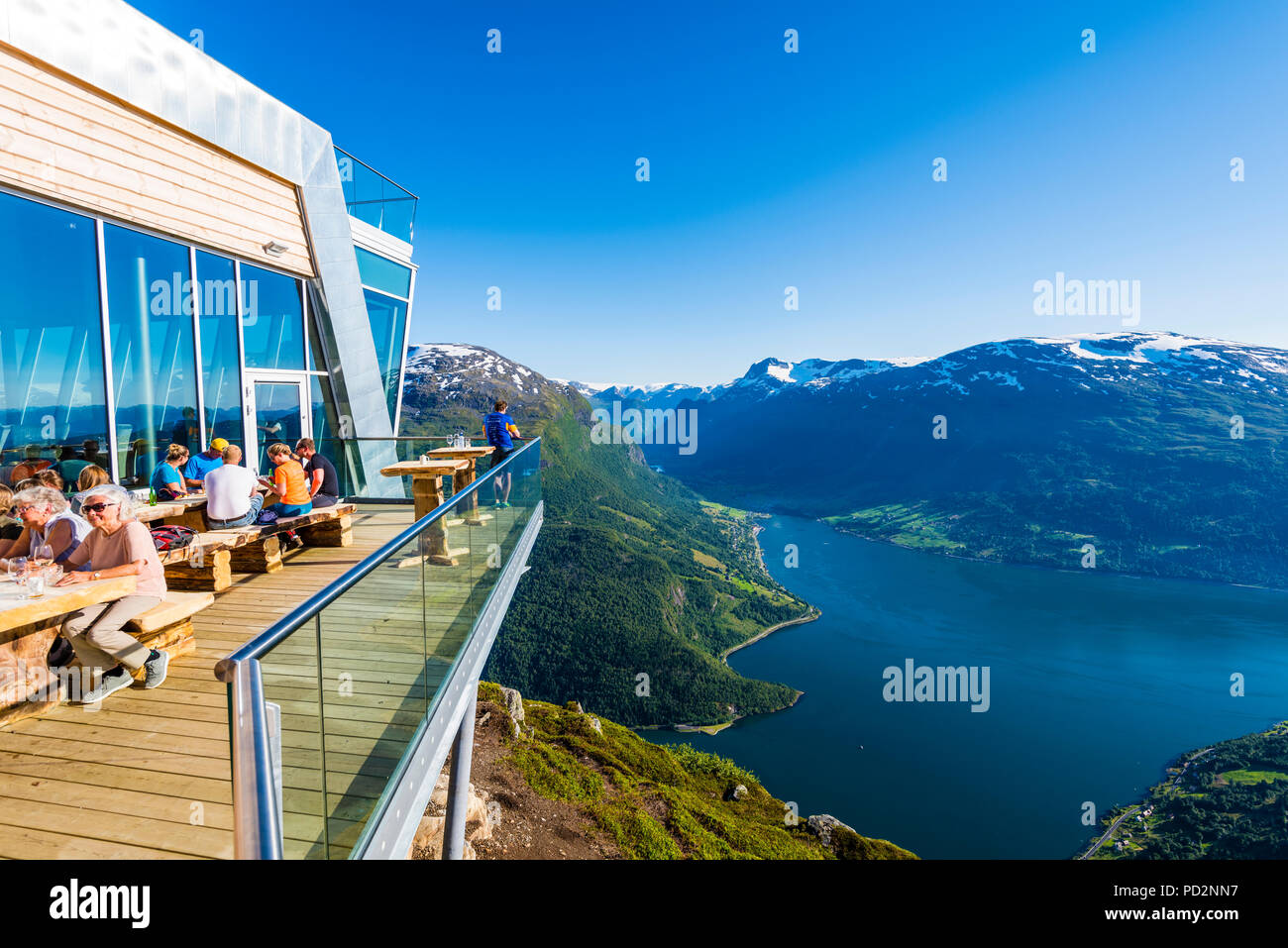 Auf der obersten og Mt Hoven in Loen, westlichem Norwegen mit herrlicher Aussicht auf die norwegischen Fjorde und Berge. Bequem mit der Seilbahn. Stockfoto