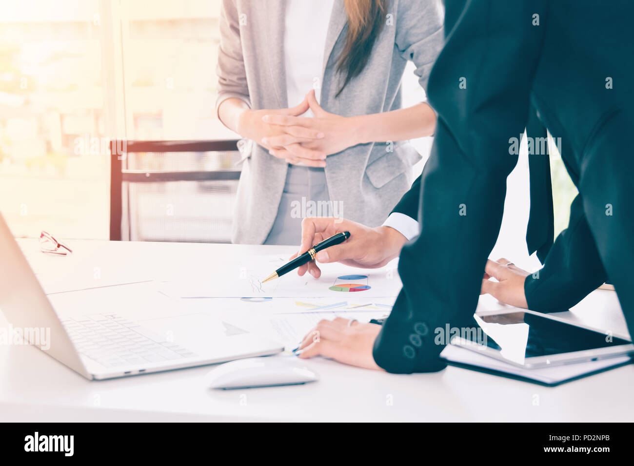 Geschäftsleute über die Tabellen und Grafiken: Business Team Brainstorming Konzept Stockfoto