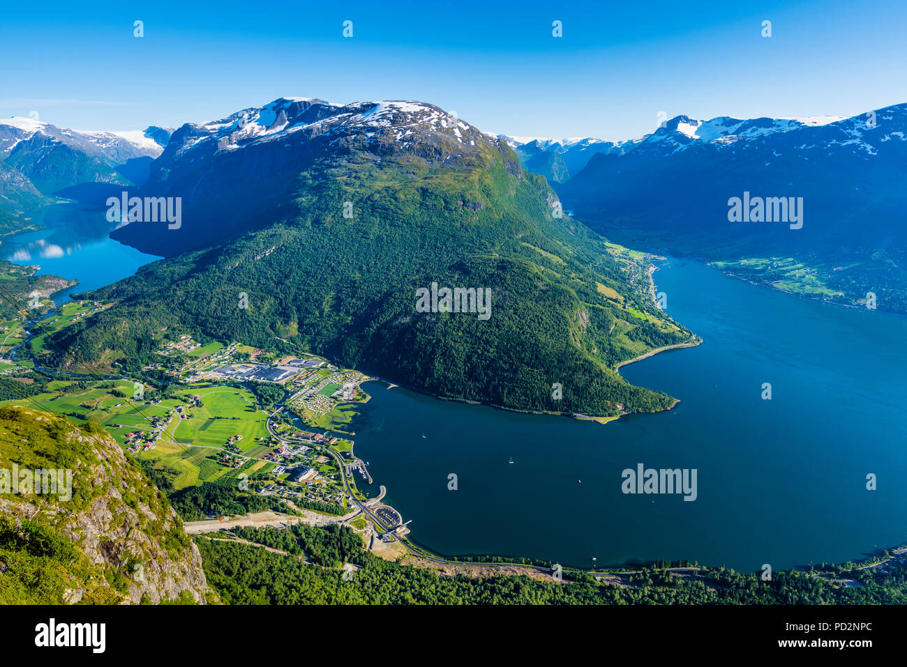 Auf der obersten og Mt Hoven in Loen, westlichem Norwegen mit herrlicher Aussicht auf die norwegischen Fjorde und Berge. Bequem mit der Seilbahn. Stockfoto