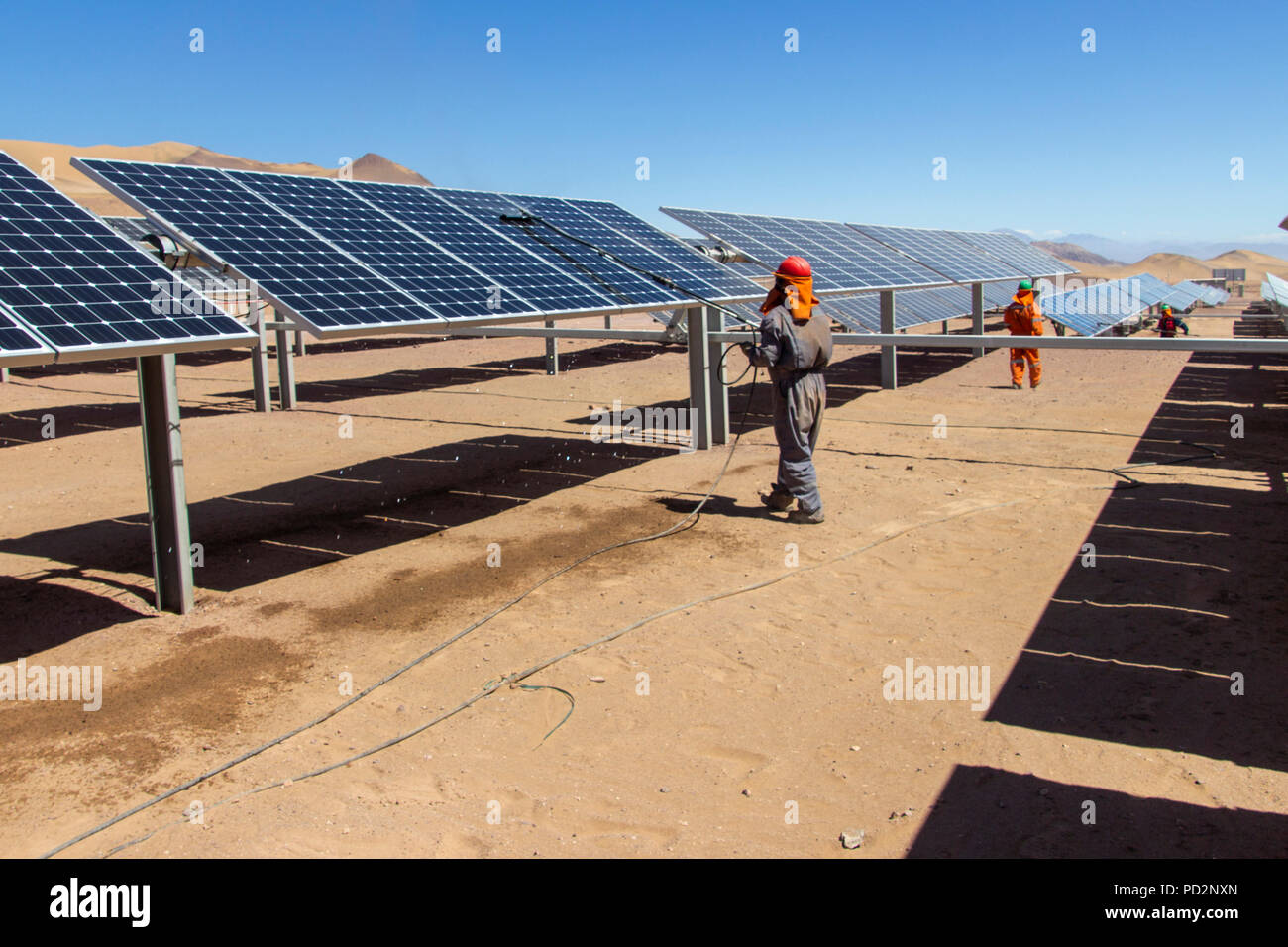 Maschinelle Reinigung PV-Module, Solartechnik, die CO2-Emissionen zu senken und den besten Platz für Solarenergie ist die Atacama-Wüste im Norden Chiles Stockfoto