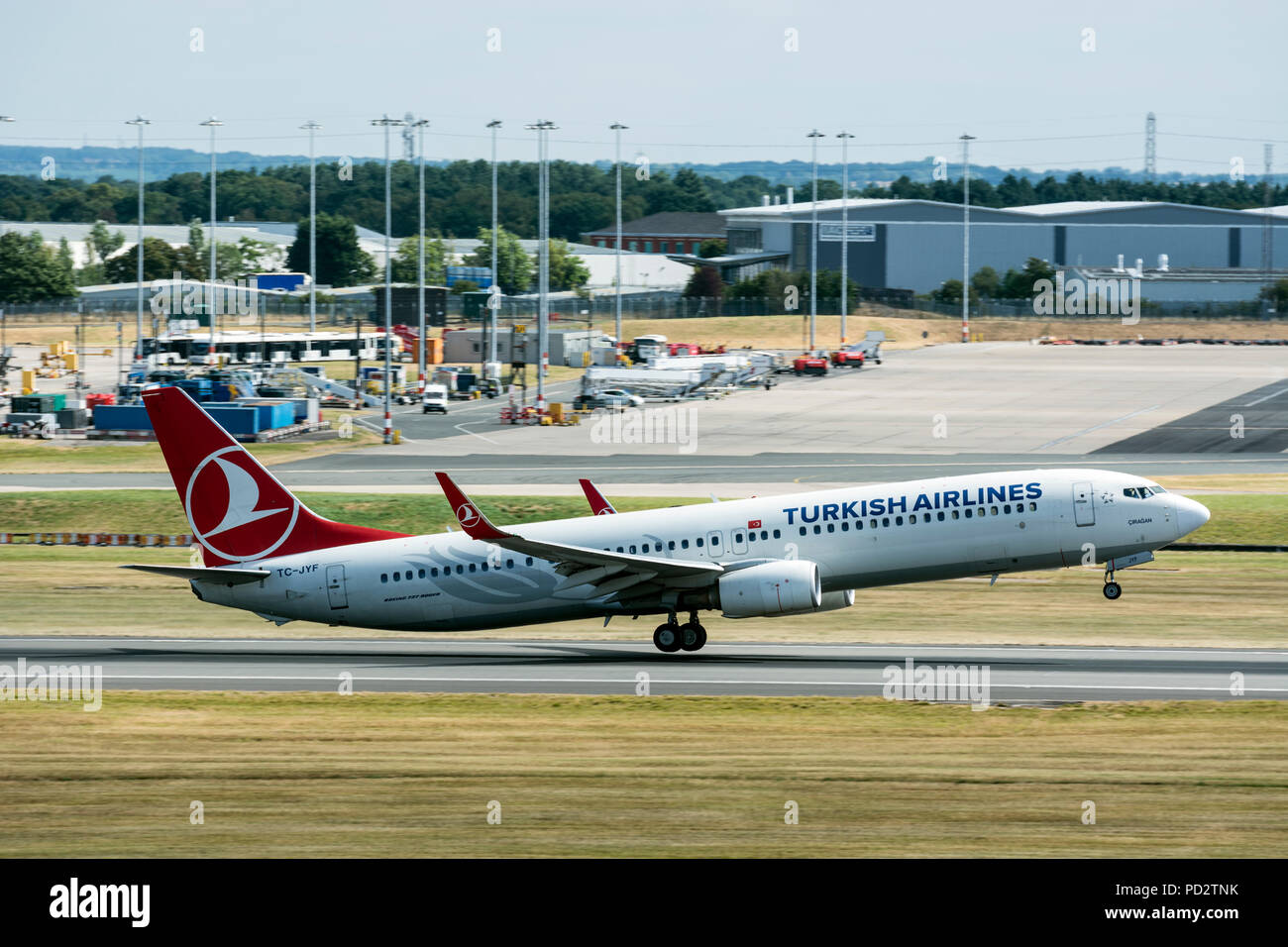 Turkish Airlines Boeing 737-900R nehmen Sie am Flughafen Birmingham, UK (TC-JYF) Stockfoto