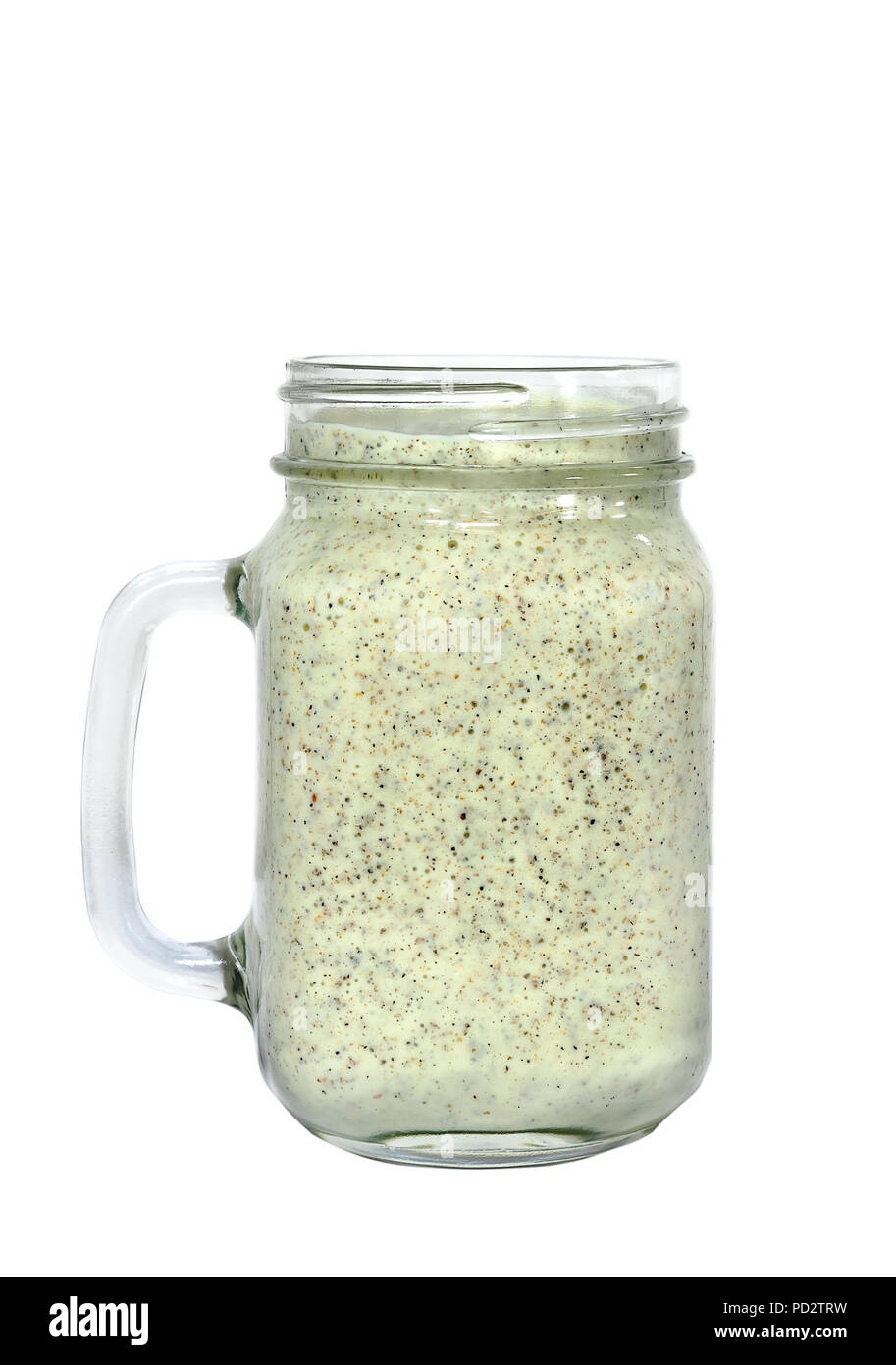 Energie Smoothie in einem Marmeladenglas mit weißem Hintergrund. Stockfoto