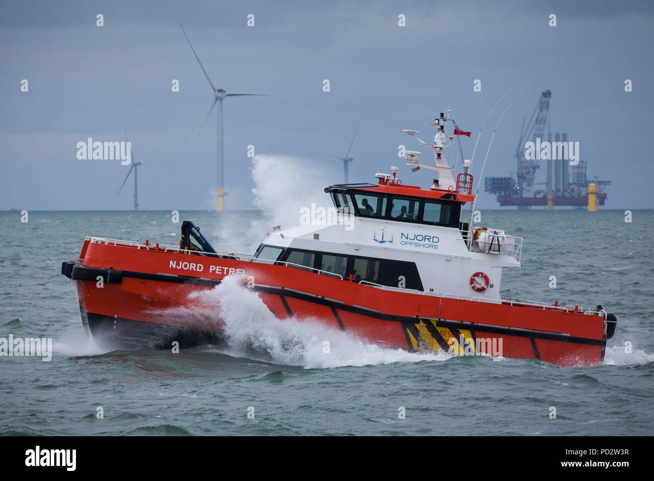 Die Crew transfer Schiff-, Njord Petrel arbeiten an der Erweiterung des Offshore-windparks Walney Stockfoto