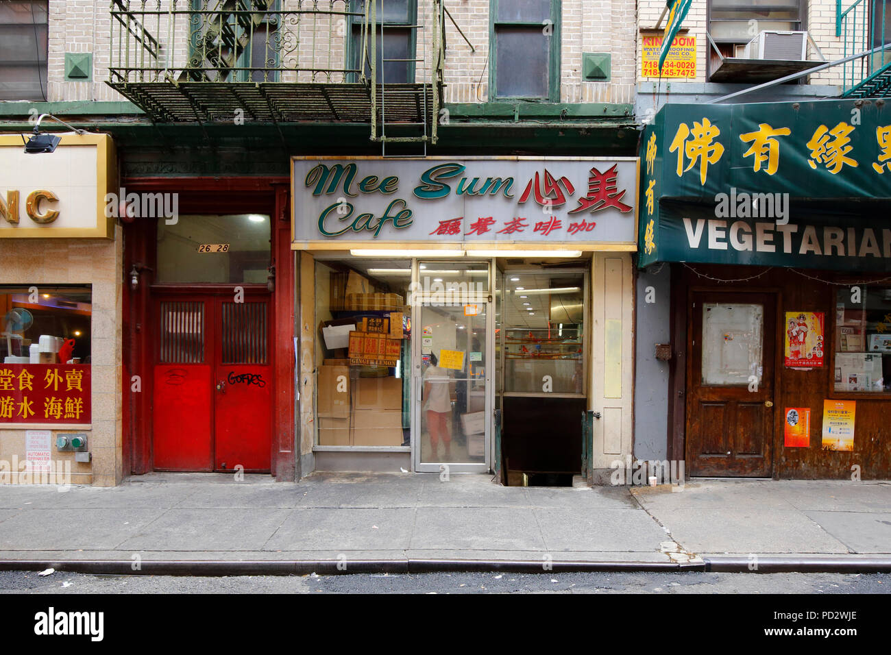MEE Sum Cafe 美心, 26 Pell St, New York, NY. Außenfassade eines Coffee Shops im Chinatown Viertel von Manhattan. Stockfoto