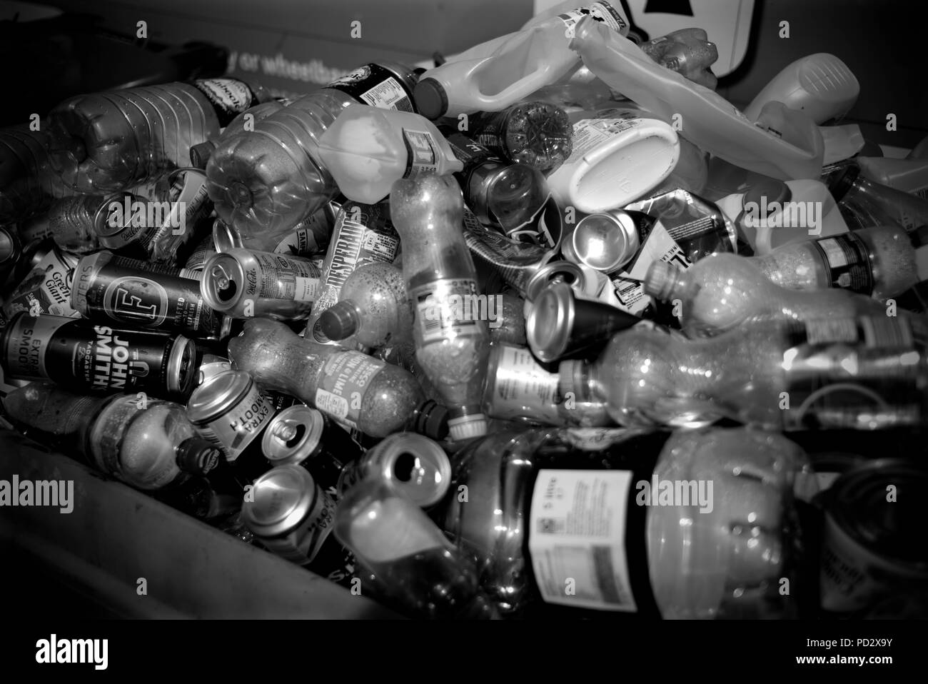 Plastikflaschen und Dosen an das Recycling Center, Saffron Walden, Essex England UK. August 2018 Stockfoto