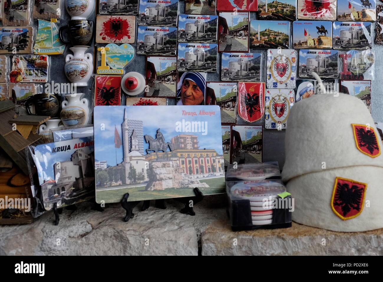 Nahaufnahme der Anzeige von Souvenirs in Albanien mit traditionellen Hüte, Mutter Teresa Kühlschrank Magnete und zweiköpfigen Adler Flagge Stockfoto