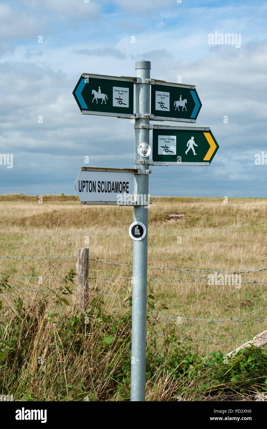 Reitweg und Fußweg Wegweiser auf Salisbury, Wiltshire, UK. Stockfoto