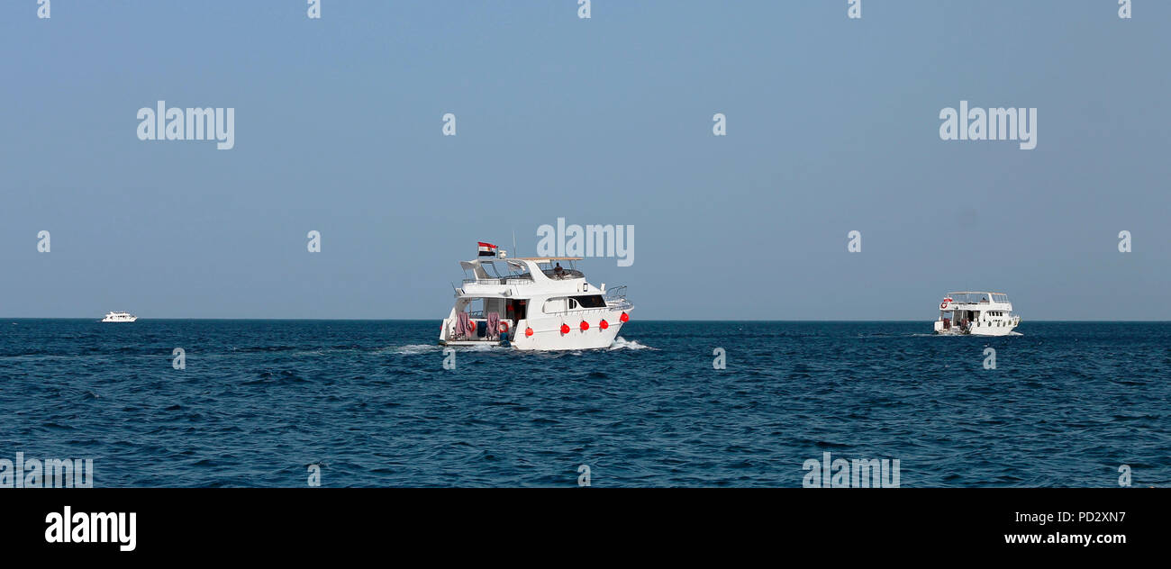 Weiße Schiff in Bewegung durch das Rote Meer Stockfoto
