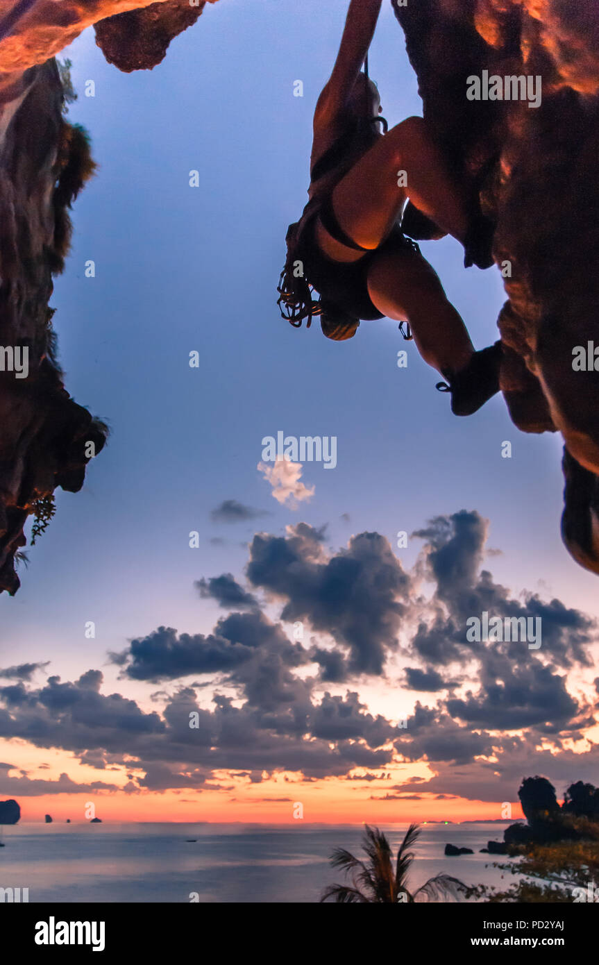 Klettern auf Kalkfelsen bei Sonnenuntergang, Tonsai, Krabi, Thailand Stockfoto