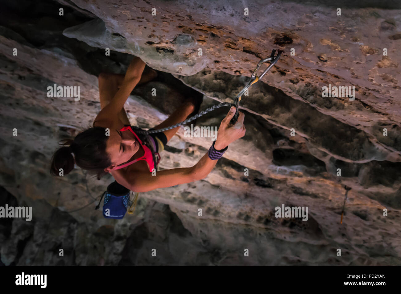 Klettern auf Kalkfelsen, Tonsai, Krabi, Thailand Stockfoto