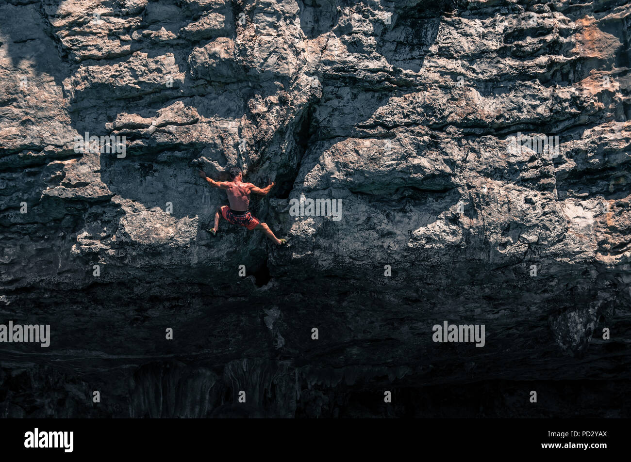 Klettern auf Kalkfelsen, Tonsai, Krabi, Thailand Stockfoto