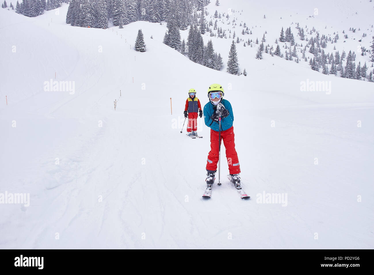 Kinder Skifahren in Lauenen, Wallis, Schweiz Stockfoto