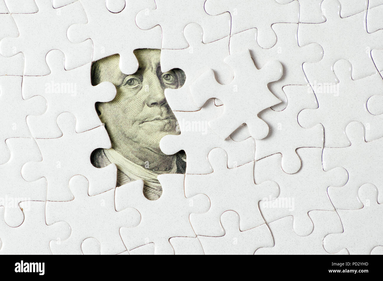 US Dollar Banknote unter Puzzle Stockfoto