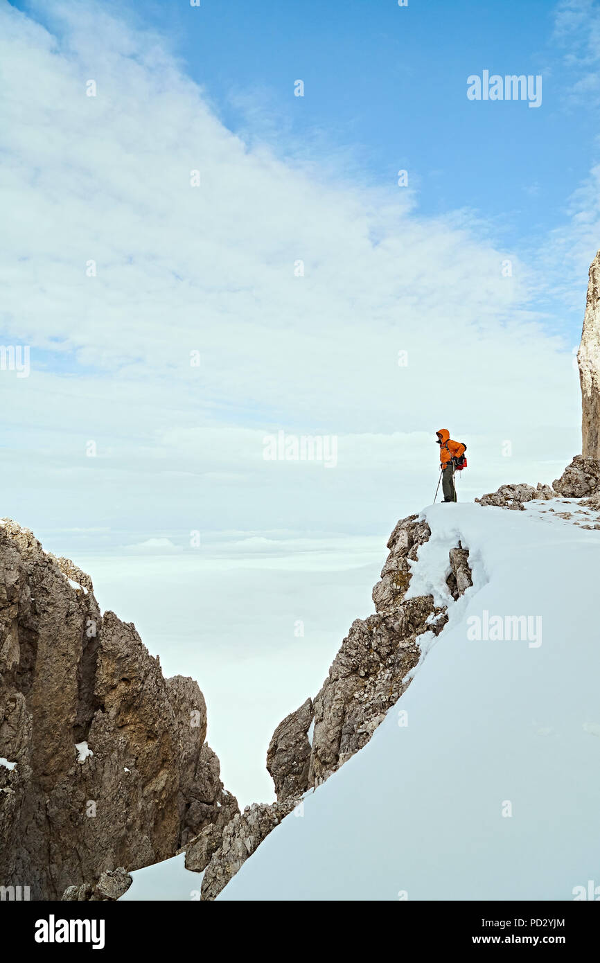 Wanderer am Rande der Bergseite, Canazei, Trentino-Südtirol, Italien Stockfoto