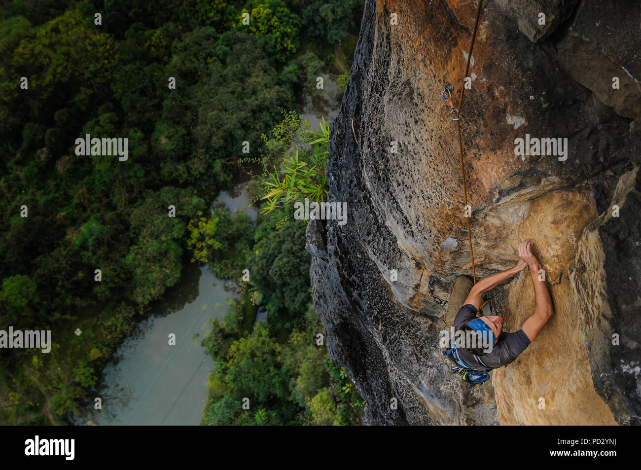 Man Klettern Guilin Sugarloaf, Hohe Betrachtungswinkel, Guilin, Guangxi, China Stockfoto