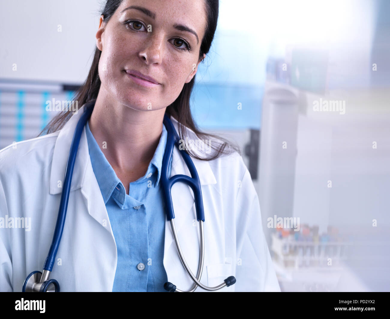 Porträt der Arzt mit Stethoskop, Blick in die Kamera Stockfoto
