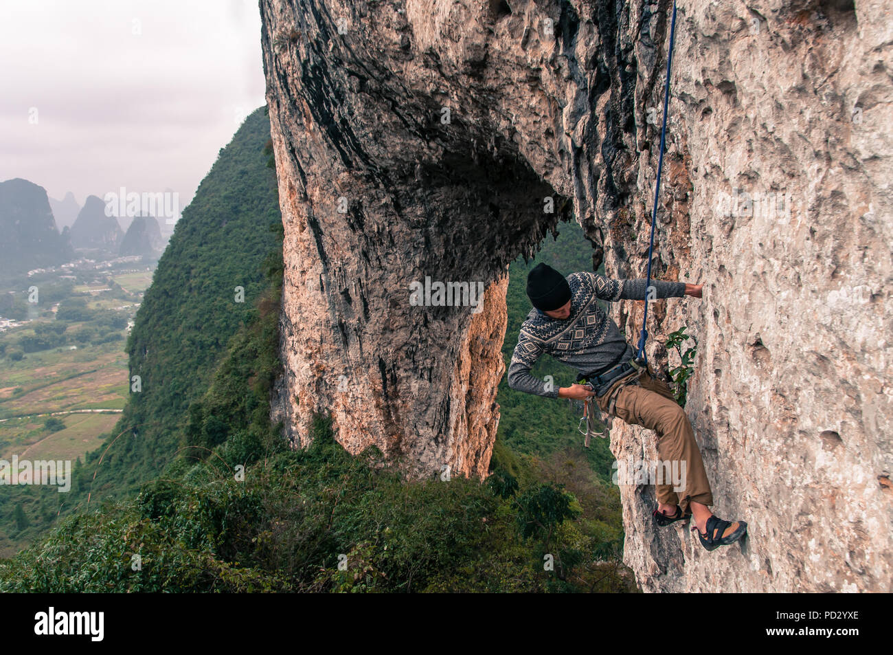 Sport Klettern auf Kalkstein auf Moon Hill, Guilin, Guangxi, China Stockfoto