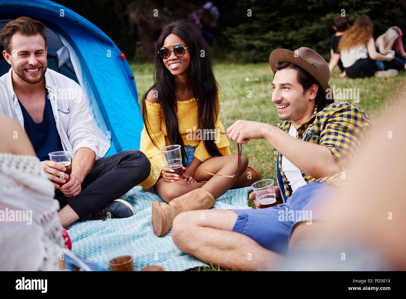 Freunde sitzen und genießen Musik Festival Stockfoto