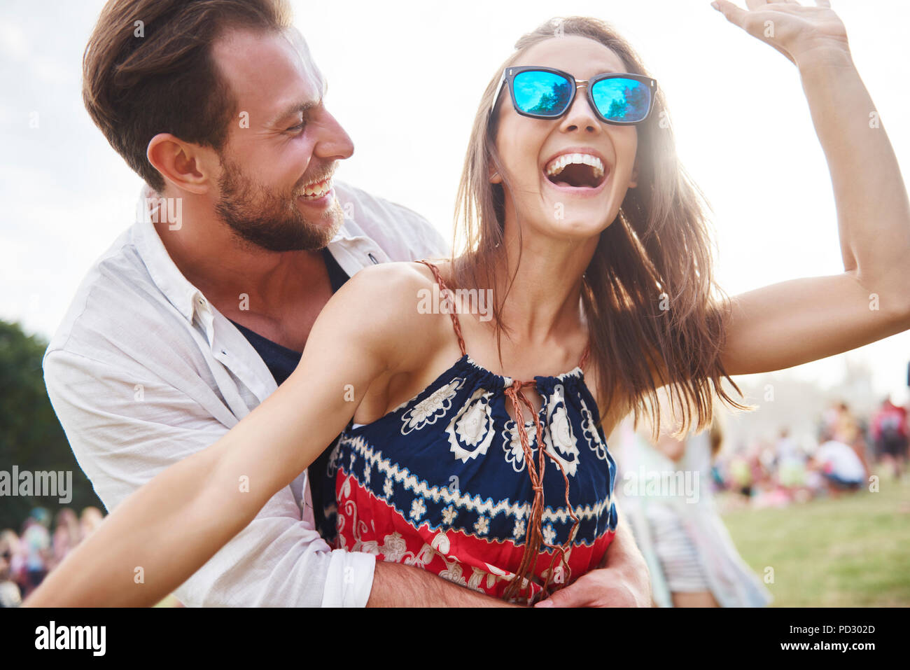 Paar Lachen und Musik Festival Stockfoto