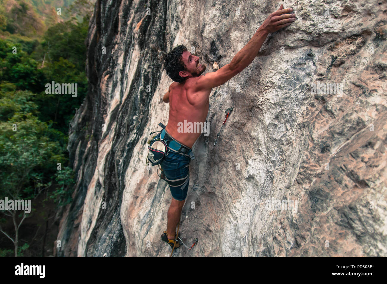Mann Sport Klettern auf Kalkstein, Thakhek, Laos Stockfoto
