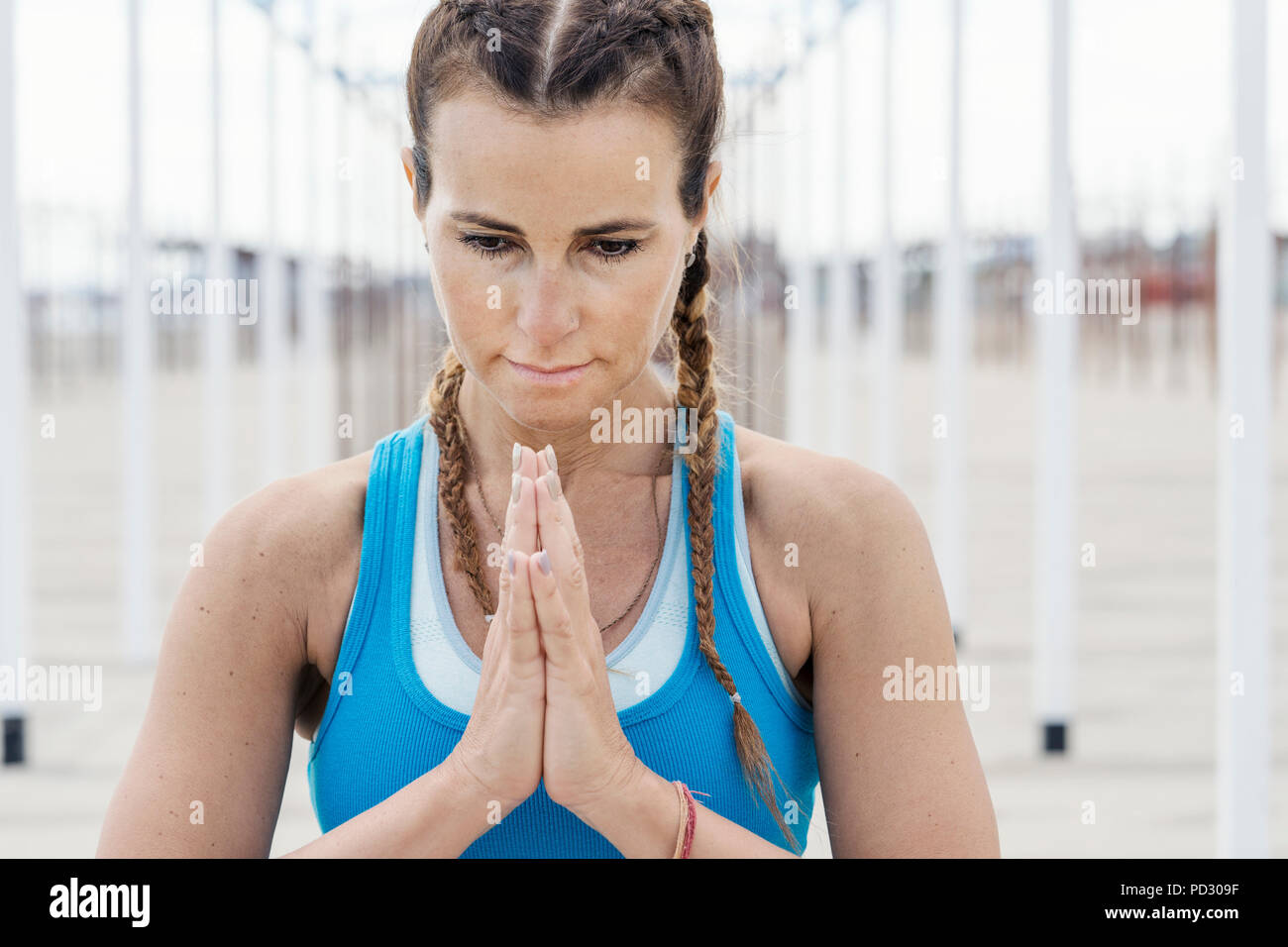 Frau Yoga am Strand Stockfoto