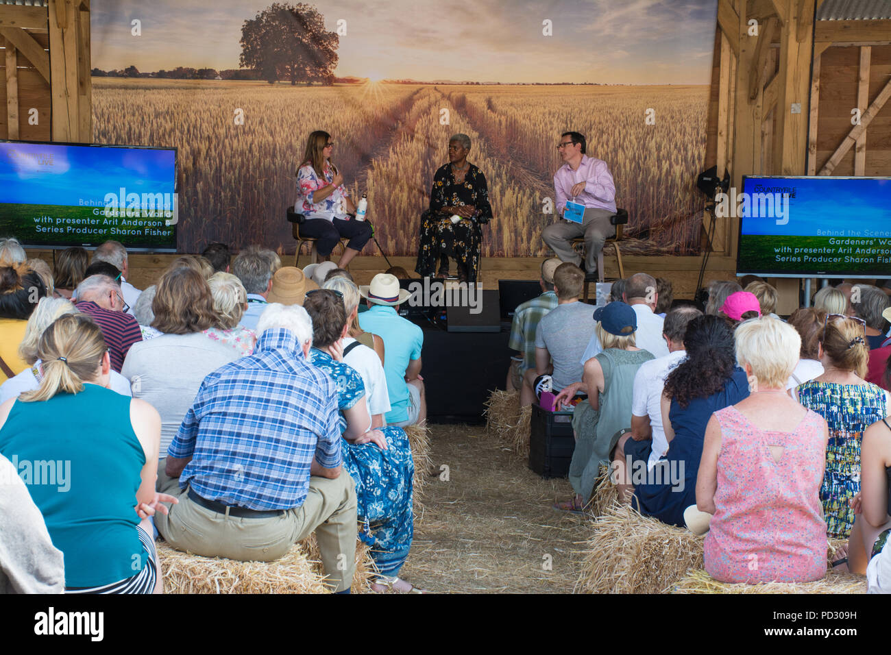 Das Publikum beobachtet das Bühnengespräch mit Gardeners World Moderator Arit Anderson bei Countryfile Live 2018 Show, Großbritannien Stockfoto