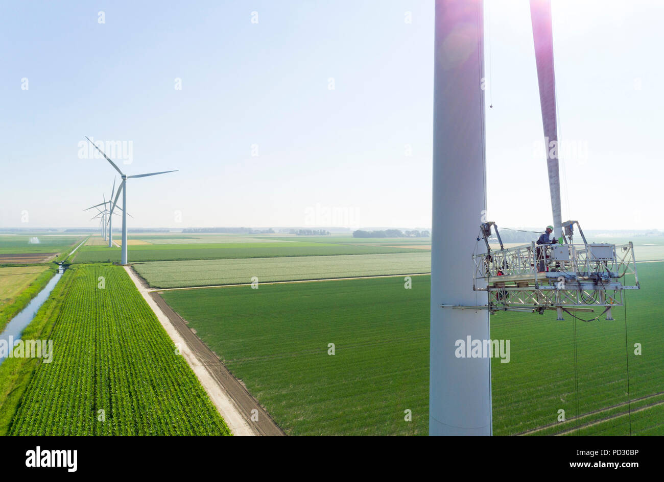 Wartungsarbeiten an Rotorblättern von Windenergieanlagen, Biddinghuizen, Flevoland, Niederlande Stockfoto