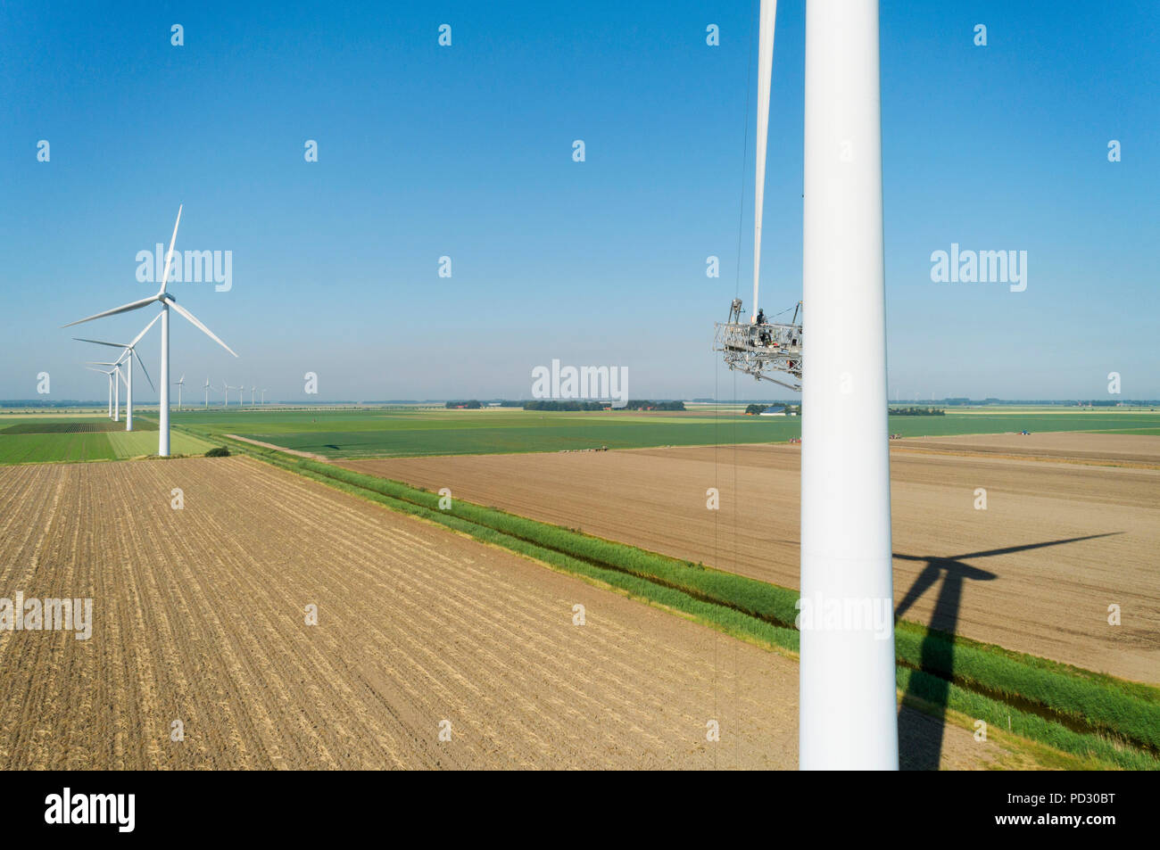 Wartungsarbeiten an Rotorblättern von Windenergieanlagen, Biddinghuizen, Flevoland, Niederlande Stockfoto