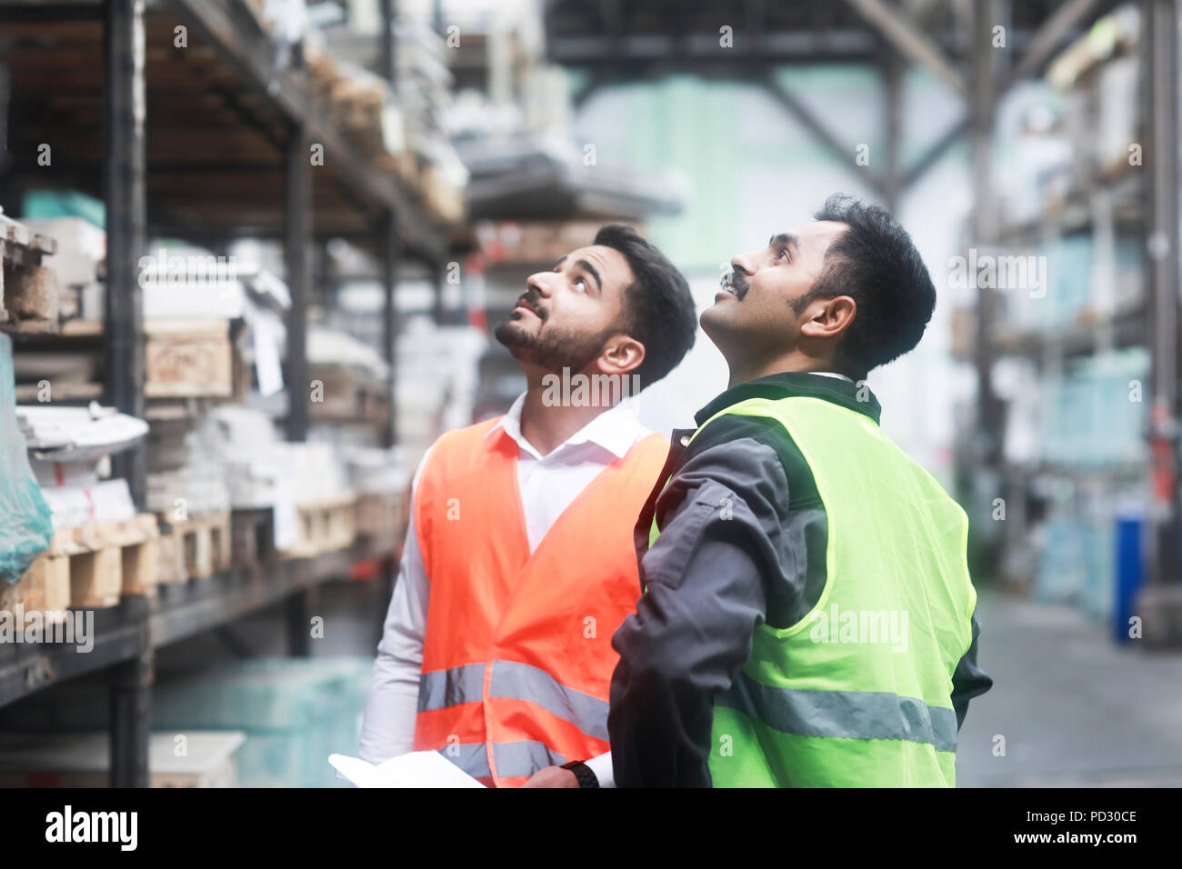 Ingenieure arbeiten im Lager Stockfoto