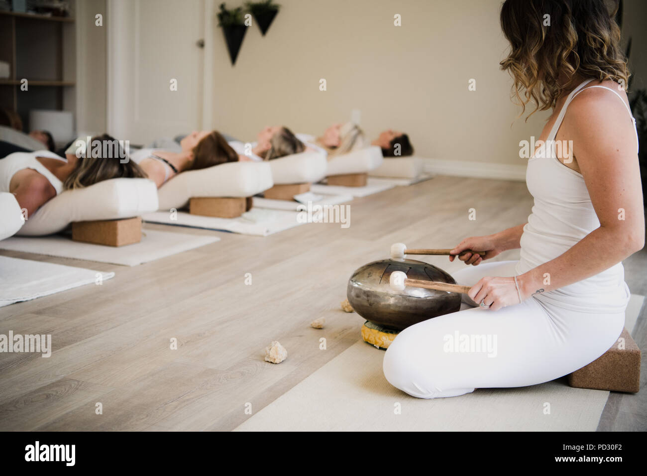 Frauen in Entspannung Pose nach Yoga Klasse bei Rückzug Stockfoto