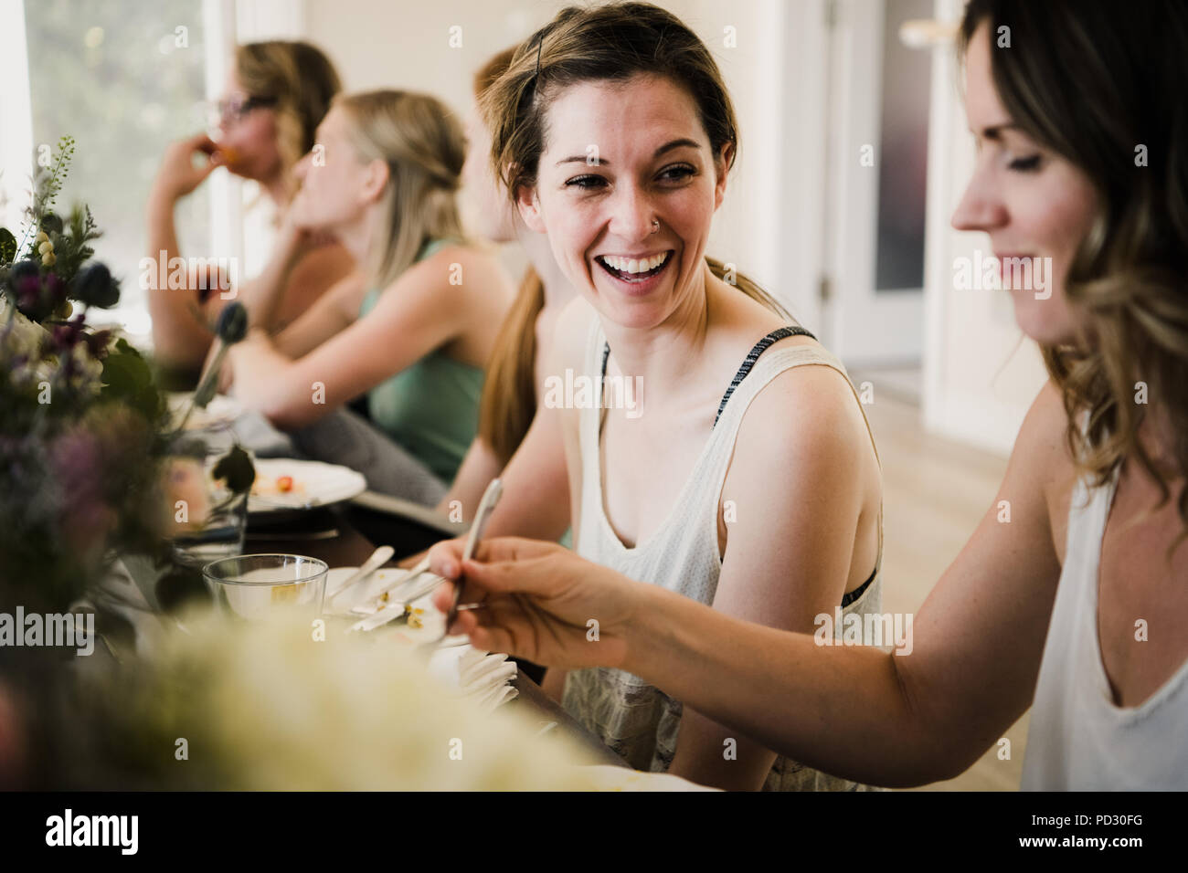 Frauen genießen, Freundschaft und Mahlzeit in Yoga Retreat Stockfoto